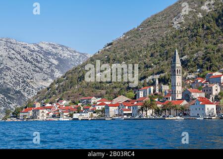 Blick auf Perast, kleine Stadt an der Adria, in der Bucht von Kotor, Montenegro Stockfoto