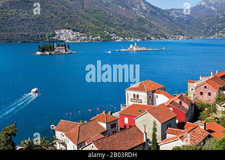 Blick über die Stadt Perast und die Kircheninseln in der Bucht von Kotor, Montenegro Stockfoto