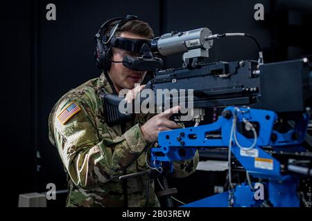 Ein Soldat der US-Armee mit dem Luftwaffenassault Infantry Regiment der New Jersey National Guard trainiert mit einem Simulator für die virtuelle Realität mit schweren Waffen im Regional Battle Simulation Training Center auf der Joint Base McGuire-Dix-Lakehurst am 8. Februar 2020 in Lakehurst, New Jersey. Stockfoto