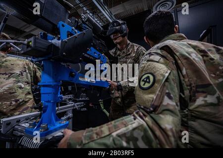 Soldaten der US-Armee mit dem Luftwaffenassault Infantry Regiment der New Jersey National Guard trainieren mit einem Simulator für die virtuelle Realität mit schweren Waffen im Regional Battle Simulation Training Center auf der Joint Base McGuire-Dix-Lakehurst am 8. Februar 2020 in Lakehurst, New Jersey. Stockfoto