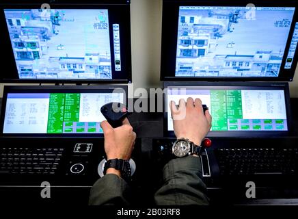 Ein US Air Force Student Pilot betreibt Kontrollen während eines Predator Reaper Draper-Mission Flugsimulators bei der 558th Flying Training Squadron, Joint Base San Antonio 17. Juli 2018 in San Antonio, Texas. Die Schulungsteilnehmer verbringen 85 Tage im Kurs zur Qualifizierung Von RPA-Instrumenten und 30 Tage im Kurs "Grundlagen der RPA" in der zweiten Phase des Pilotkurses "Air Education and Training Command". Stockfoto