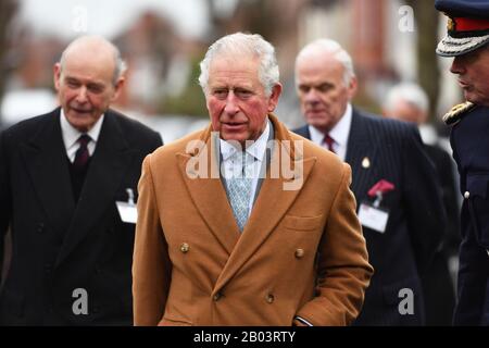 Der Prince of Wales kommt zu einem Besuch des Veterans Contact Point, einer Wohltätigkeitsorganisation, die von Veteranen gegründet wurde, unterstützt wird und von diesen geleitet wird, in Nuneaton während einer Tour durch Warwickshire und die West Midlands. Stockfoto