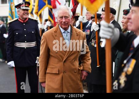 Der Prince of Wales bei einem Besuch des Veterans Contact Point, einer Wohltätigkeitsorganisation, die von Veteranen gegründet wurde, unterstützt und geleitet wird, in Nuneaton während einer Tour durch Warwickshire und die West Midlands. Stockfoto