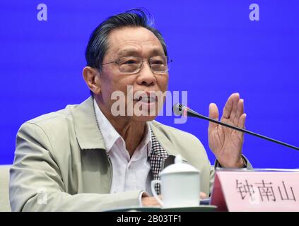 Guangzhou, Chinas Provinz Guangdong. Februar 2020. Der renommierte chinesische Atemspezialist Zhong Nanshan spricht auf einer Pressekonferenz in Guangzhou, Südchina, Provinz Guangdong, 18. Februar 2020. Credit: Deng Hua/Xinhua/Alamy Live News Stockfoto