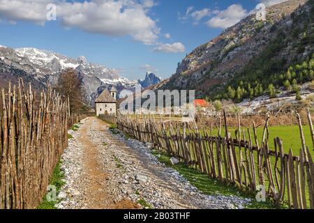 Dorfszene im Theth-Tal in Albanien Stockfoto