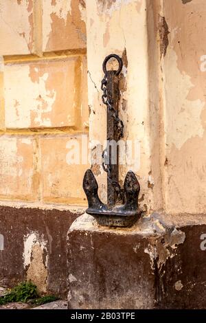 An einem sonnigen Tag, Italien, spazieren Sie durch die Altstadt an einem alten Anker in einem alten Gebäude mit den Schmerzen von Alghero, Sardinien. Stockfoto