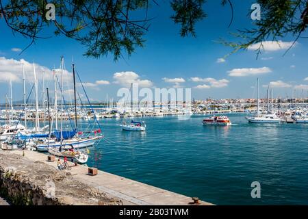 Auf einem Spaziergang durch das Hafengebiet mit Blick auf alle Yatchs und kleinen Boote, Alghero, Sardinien an einem sonnigen Tag, Italien, Eastern Medite Stockfoto