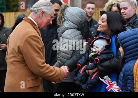 Der Prince of Wales trifft sich bei einem Besuch des Veterans Contact Point, einer Wohltätigkeitsorganisation, die von Veteranen ins Leben gerufen, unterstützt und geleitet wurde, in Nuneaton während einer Tour durch Warwickshire und die West Midlands. Stockfoto