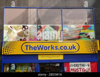 Das Schild im works.co.uk Shop mit blauer Schrift und blauer Umrahmung in Leeds Yorkshire England Stockfoto