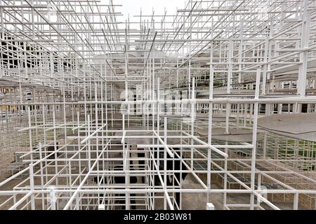 Die Kunstinstallation Cloud Pavilion, entworfen vom Architekten Sou Fujimoto, in der Nähe des Skanderbeg-Platzes in Tirana, Albanien Stockfoto