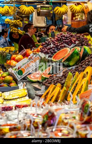 Mercado de La Boqueria, ein Berühmter öffentlicher Markt für Innenräume, der Fleisch, Produkte, Käse und eine Reihe anderer Foos abseits von La Rambla, Barcelona, Spanien, verkauft. Stockfoto