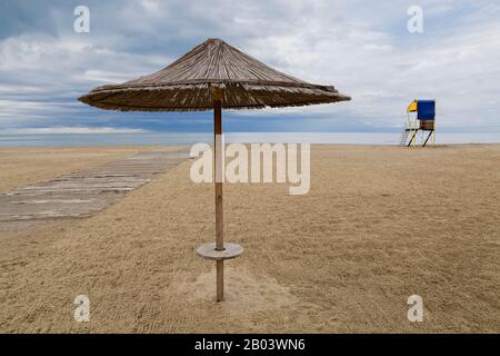 Strand in der Stadt Durres, entlang der Adria in Albanien Stockfoto