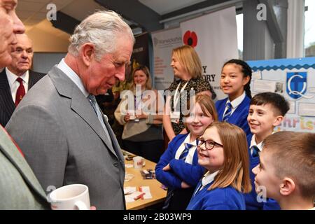 Der Prince of Wales trifft während eines Besuchs des Veterans Contact Point Schulkinder, einer Wohltätigkeitsorganisation, die von Veteranen geschaffen, unterstützt und geleitet wurde, in Nuneaton während einer Tour durch Warwickshire und die West Midlands. Stockfoto