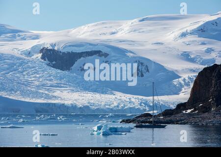 Eine Yacht vor Cuverville Island, Errera Channel, Arctowski Peninsular, Antarktis. Stockfoto