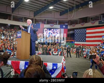 Die Kampagne im texanischen Senator Bernie Sanders startet in Dallas, Texas, um 3000 Texaner dazu zu bringen, ihre Stimme abzugeben und Freunden und Nachbarn zu sagen. Sie hielten Schilder sowohl auf Englisch als auch auf Spanisch. Die Wahl findet am "Superdienstag" statt, ( 3. März 2020) Sanders ist führend in der demokratischen Primary. Stockfoto