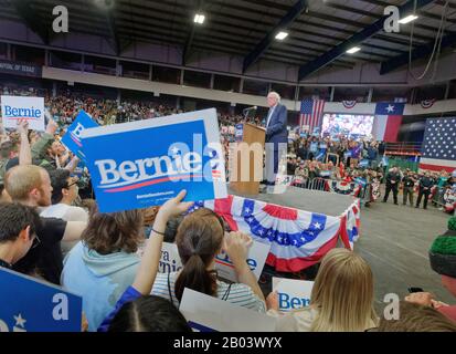 Die Kampagne im texanischen Senator Bernie Sanders startet in Dallas, Texas, um 3000 Texaner dazu zu bringen, ihre Stimme abzugeben und Freunden und Nachbarn zu sagen. Sie hielten Schilder sowohl auf Englisch als auch auf Spanisch. Die Wahl findet am "Superdienstag" statt, ( 3. März 2020) Sanders ist führend in der demokratischen Primary. Stockfoto