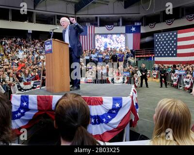 Die Kampagne im texanischen Senator Bernie Sanders startet in Dallas, Texas, um 3000 Texaner dazu zu bringen, ihre Stimme abzugeben und Freunden und Nachbarn zu sagen. Sie hielten Schilder sowohl auf Englisch als auch auf Spanisch. Die Wahl findet am "Superdienstag" statt, ( 3. März 2020) Sanders ist führend in der demokratischen Primary. Stockfoto