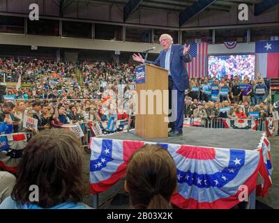 Die Kampagne im texanischen Senator Bernie Sanders startet in Dallas, Texas, um 3000 Texaner dazu zu bringen, ihre Stimme abzugeben und Freunden und Nachbarn zu sagen. Sie hielten Schilder sowohl auf Englisch als auch auf Spanisch. Die Wahl findet am "Superdienstag" statt, ( 3. März 2020) Sanders ist führend in der demokratischen Primary. Stockfoto