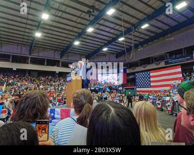 Die Kampagne im texanischen Senator Bernie Sanders startet in Dallas, Texas, um 3000 Texaner dazu zu bringen, ihre Stimme abzugeben und Freunden und Nachbarn zu sagen. Sie hielten Schilder sowohl auf Englisch als auch auf Spanisch. Die Wahl findet am "Superdienstag" statt, ( 3. März 2020) Sanders ist führend in der demokratischen Primary. Stockfoto