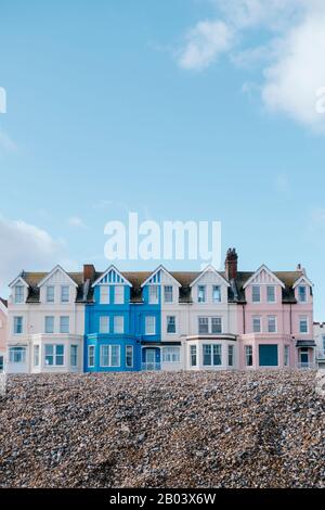 Bunte Häuser am Strand von Aldeburgh. Aldeburgh, Suffolk, England Stockfoto