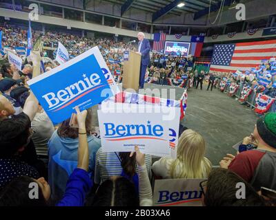 Die Kampagne im texanischen Senator Bernie Sanders startet in Dallas, Texas, um 3000 Texaner dazu zu bringen, ihre Stimme abzugeben und Freunden und Nachbarn zu sagen. Sie hielten Schilder sowohl auf Englisch als auch auf Spanisch. Die Wahl findet am "Superdienstag" statt, ( 3. März 2020) Sanders ist führend in der demokratischen Primary. Stockfoto