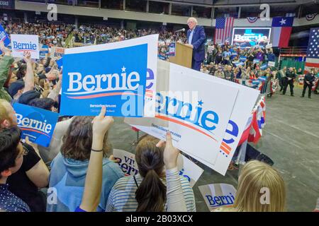 Die Kampagne im texanischen Senator Bernie Sanders startet in Dallas, Texas, um 3000 Texaner dazu zu bringen, ihre Stimme abzugeben und Freunden und Nachbarn zu sagen. Sie hielten Schilder sowohl auf Englisch als auch auf Spanisch. Die Wahl findet am "Superdienstag" statt, ( 3. März 2020) Sanders ist führend in der demokratischen Primary. Stockfoto