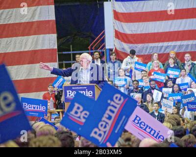 Die Kampagne im texanischen Senator Bernie Sanders startet in Dallas, Texas, um 3000 Texaner dazu zu bringen, ihre Stimme abzugeben und Freunden und Nachbarn zu sagen. Sie hielten Schilder sowohl auf Englisch als auch auf Spanisch. Die Wahl findet am "Superdienstag" statt, ( 3. März 2020) Sanders ist führend in der demokratischen Primary. Stockfoto