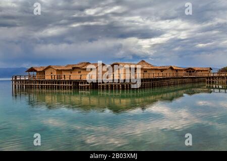 Blick über die Bucht der Knochen am Ohridsee mit Häusern auf Stelzen, in Mazedonien Stockfoto