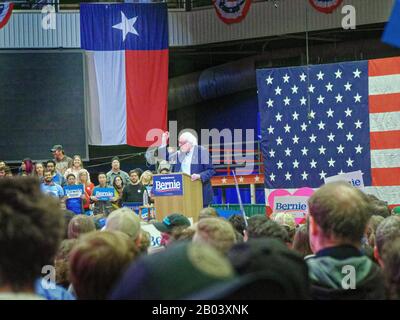 Die Kampagne im texanischen Senator Bernie Sanders startet in Dallas, Texas, um 3000 Texaner dazu zu bringen, ihre Stimme abzugeben und Freunden und Nachbarn zu sagen. Sie hielten Schilder sowohl auf Englisch als auch auf Spanisch. Die Wahl findet am "Superdienstag" statt, ( 3. März 2020) Sanders ist führend in der demokratischen Primary. Stockfoto