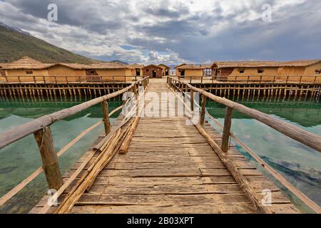 Blick über die Bucht der Knochen am Ohridsee mit Häusern auf Stelzen, in Mazedonien Stockfoto