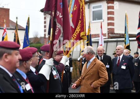 Der Prince of Wales trifft Veteranen während eines Besuchs des Veterans Contact Point, einer Wohltätigkeitsorganisation, die von Veteranen geschaffen, unterstützt und geleitet wurde, in Nuneaton während einer Tour durch Warwickshire und die West Midlands. Stockfoto