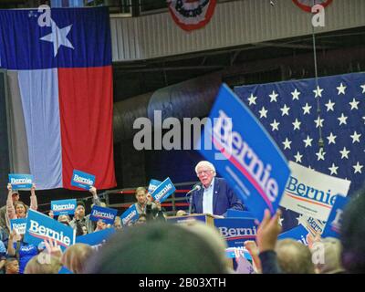 Die Kampagne im texanischen Senator Bernie Sanders startet in Dallas, Texas, um 3000 Texaner dazu zu bringen, ihre Stimme abzugeben und Freunden und Nachbarn zu sagen. Sie hielten Schilder sowohl auf Englisch als auch auf Spanisch. Die Wahl findet am "Superdienstag" statt, ( 3. März 2020) Sanders ist führend in der demokratischen Primary. Stockfoto