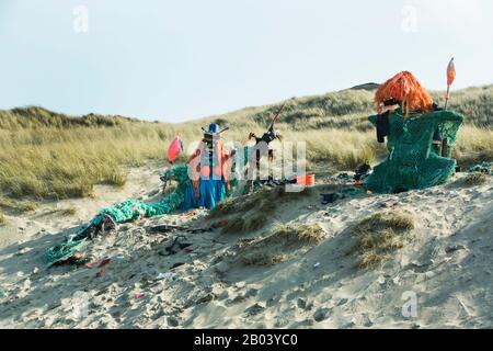 Hexen oder Modelle aus ausrangierten Fischernetzen und Meeresschutt am Perran Beach, Perranporth, Cornwall, England Stockfoto