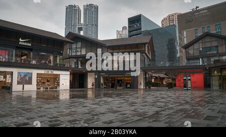 COVID-19 in Wuhan hat sich weltweit ausgebreitet. Einkaufsviertel im Stadtzentrum, während des Ausbruchs des Corona-Virus leer. Stockfoto