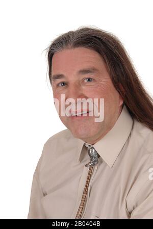 Ein gutaussehender indigener Mann, der in einem Portraitbild mit seinem langen brünettierten Haar lächelt, isoliert für weißen Hintergrund Stockfoto