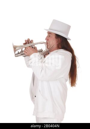 Mittleren Alters indigenen Mann in einem weißen Outfit und White hat seine Trompete spielen mit seinem langen Haar, auf weißem Hintergrund Stockfoto