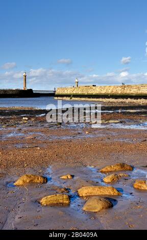 Whitby Leuchttürme bei Ebbe North Yorkshire Küste England uk Stockfoto