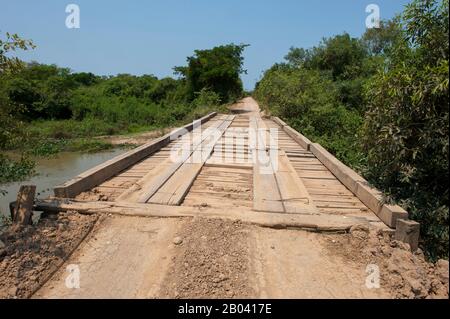 Eine der Brücken des Transpantaneira Highway im nördlichen Pantanal, Provinz Mato Grosso in Brasilien. Stockfoto