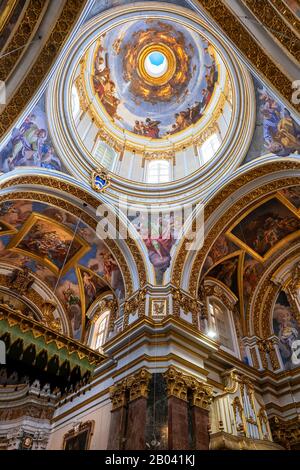 Innenansicht der Metropolitan Cathedral of Saint Paul in Mdina, Malta, Gemälde an der Decke des Barock mit Kuppel Stockfoto