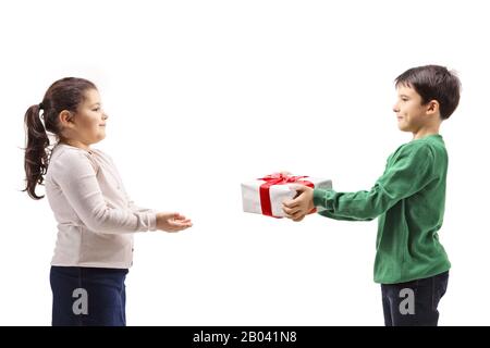 Junge, der einem Mädchen ein Geschenk gibt, das auf weißem Hintergrund isoliert ist Stockfoto