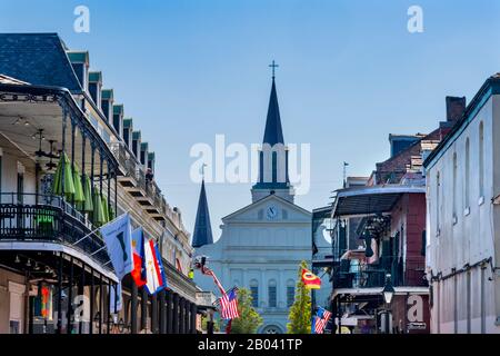 Orleans Street Und Borubon Street Flags Hotels French Quarter Saint Louis Cathedral Älteste Kirche Der Vereinigten Staaten New Oreeans Louisiana Stockfoto