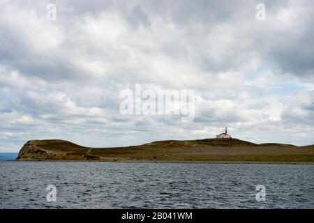 Blick auf die Insel Magdalena in der Straße von Magellan bei Punta Arenas im Süden Chiles mit Leuchtturm. Stockfoto