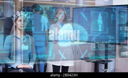 Weibliche Betrügerin betrachtet die virtuelle Hologramm-Oberfläche vor ihren Augen und changieren die HUD-Displays darauf mit einem virtuellen Streichen Stockfoto