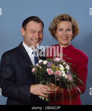 Die Hauptdarstellerin bei der ZDF-Sendung DIESE DROMBUSCHS mit einem Mitarbeiter, Deutschland um 1990. Porträt der Schauspielerin Witta Pohl eine Hauptdarstellerin in der ZDF-Sendung DIESE DROMBUSCHS mit einer Mitarbeiterin, Deutschland um 1990. Stockfoto