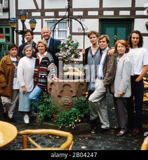 Gruppenfoto der Schausteller aus der ZDF-Sendung DIESE DROMBUSCHS mit Grete Wurm (Oma) Eike Schweighardt (Thomas), Marion Kracht (Bettina), Anja Jaenicke (Yvonne), Heidemarie Hatheyer (Herman Hohenscheid), Witta Pohl (Vera), Günter Strack (Onkel Ludwig), Sabine Kaack (Marion, Jan Herndorf), Jan Harick (1990), Daniel Harick (Mack), Jan Deutschland. Gruppenfoto der Schauspieler aus der ZDF-Sendung DIESE DROMBUSCHS mit Grete Wurm (Oma) Eike Schweighardt (Thomas), Marion Kracht (Bettina), Anja Jaenicke (Yvonne), Heidemarie Hatheyer (Herman Hohenscheid), Witta Pohl (Vera), Günter Strack (Onke Stockfoto