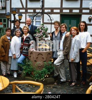 Gruppenfoto der Schausteller aus der ZDF-Sendung DIESE DROMBUSCHS mit Grete Wurm (Oma) Eike Schweighardt (Thomas), Marion Kracht (Bettina), Anja Jaenicke (Yvonne), Heidemarie Hatheyer (Herman Hohenscheid), Witta Pohl (Vera), Günter Strack (Onkel Ludwig), Sabine Kaack (Marion, Jan Herndorf), Jan Harick (1990), Daniel Harick (Mack), Jan Deutschland. Gruppenfoto der Schauspieler aus der ZDF-Sendung DIESE DROMBUSCHS mit Grete Wurm (Oma) Eike Schweighardt (Thomas), Marion Kracht (Bettina), Anja Jaenicke (Yvonne), Heidemarie Hatheyer (Herman Hohenscheid), Witta Pohl (Vera), Günter Strack (Onke Stockfoto