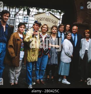 Gruppenfoto der Schausteller aus der ZDF-Sendung DIESE DROMBUSCHS mit Grete Wurm (Oma) Eike Schweighardt (Thomas), Marion Kracht (Bettina), Anja Jaenicke (Yvonne), Heidemarie Hatheyer (Herman Hohenscheid), Witta Pohl (Vera), Günter Strack (Onkel Ludwig), Sabine Kaack (Marion, Jan Herndorf), Jan Harick (1990), Daniel Harick (Mack), Jan Deutschland. Gruppenfoto der Schauspieler aus der ZDF-Sendung DIESE DROMBUSCHS mit Grete Wurm (Oma) Eike Schweighardt (Thomas), Marion Kracht (Bettina), Anja Jaenicke (Yvonne), Heidemarie Hatheyer (Herman Hohenscheid), Witta Pohl (Vera), Günter Strack (Onke Stockfoto