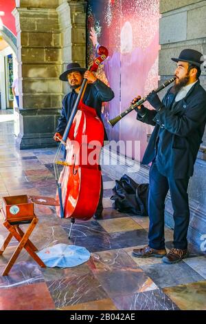 Orthodoxe Jüdische Straßenkünstler Zocalo Puebla Mexiko. Jüdische Musik auf dem Pueblan Zocalo Central Square Stockfoto