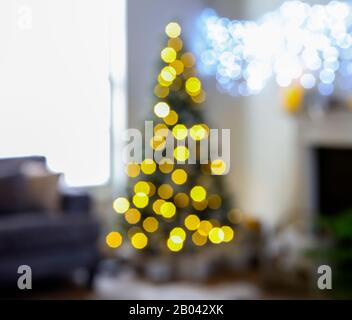 Weihnachtsbaum mit verschwommenen Lichtern, unscharf, weich, Bokeh-Effekt Stockfoto