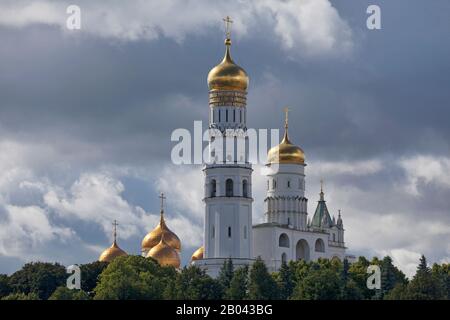 Moskau, Russland - 07. Juli 2018: Der Iwan der Große Bell-Turm und die Zwiebelkuppeln der Dormition-Kathedrale. Stockfoto